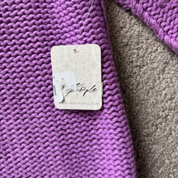 Free People Women's Oversize V-Neck Sweater, New with Tags - Picture 3 of 3